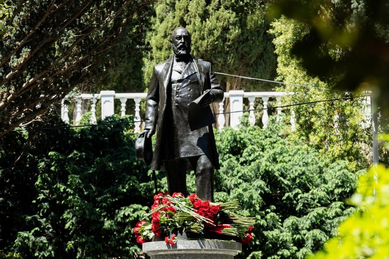 Памятник промышленнику Сергею Мальцову в Крыму.