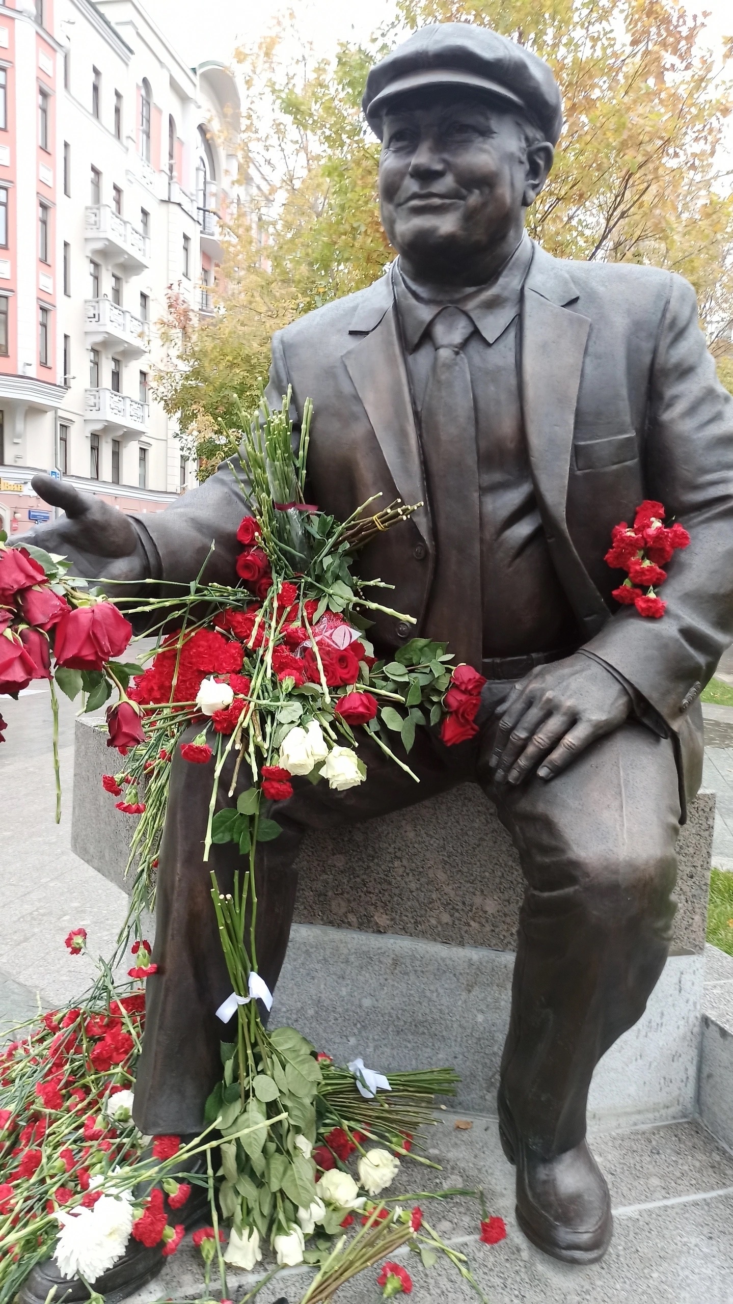 Памятник Юрию Михайловичу Лужкову в Москве.