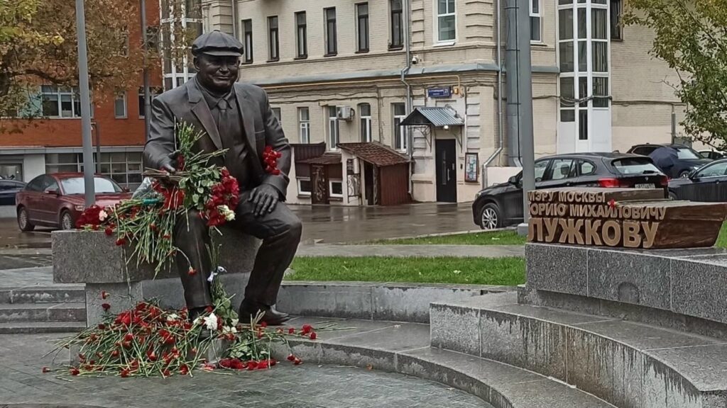 В Москве открыли памятник Юрию Лужкову.
21 сентября 2026 года, к 90-летию со дня рождения бывшего мэра, монумент появился в Большом Сухаревском переулке — на пересечении со Сретенкой, рядом с университетом правительства Москвы.

Лужков изображён в своей знаменитой кепке, сидящим на гранитном постаменте. Одна деталь особенно запоминается: бронзовая рука протянута для рукопожатия — можно подойти и пожать, рядом — карта Москвы с ключевыми проектами лужковской эпохи: МКАД и Третье транспортное кольцо. Ещё установлен гранитный амфитеатр — место для отдыха горожан.

На открытии присутствовали вдова Юрия Михайловича Елена Батурина, председатель Мосгордумы Алексей Шапошников, митрополит Крутицкий и Коломенский Павел.